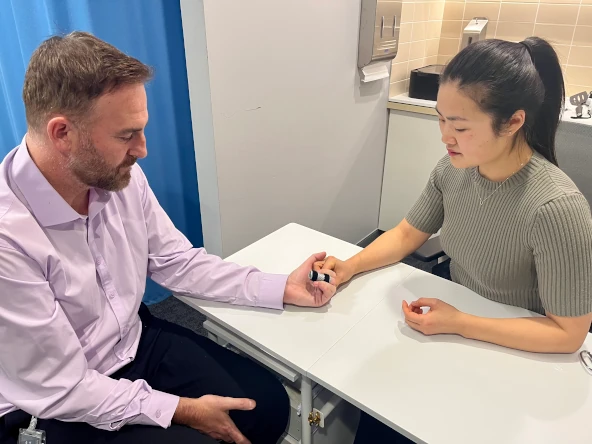 Chen Li Splinting Mallet Finger For Patient