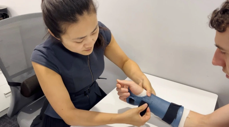 Chen Li Treats TFCC Injury